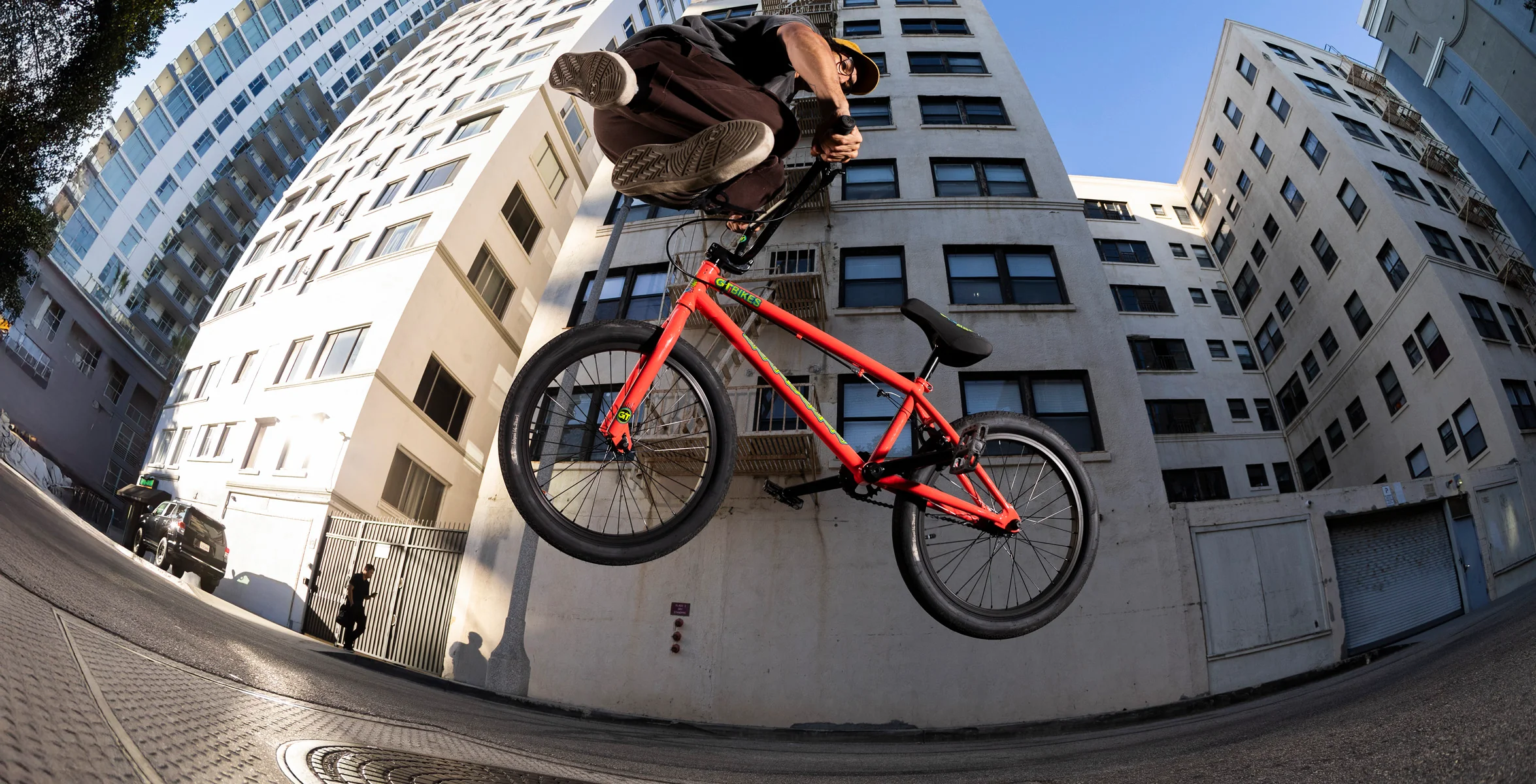 Devant -BRN Soldes G24 Performer Dirtlip Homepage Hero